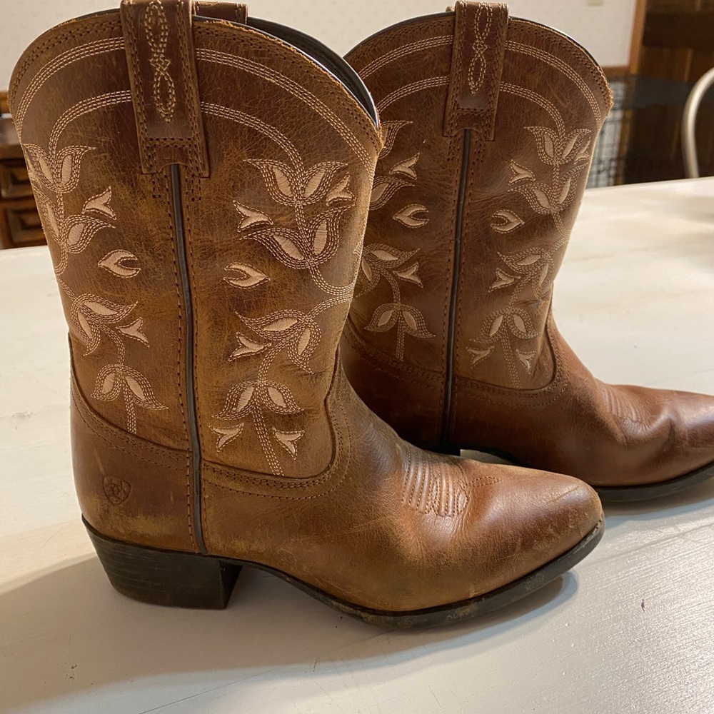 Girls size 2 ariat cowgirl boots